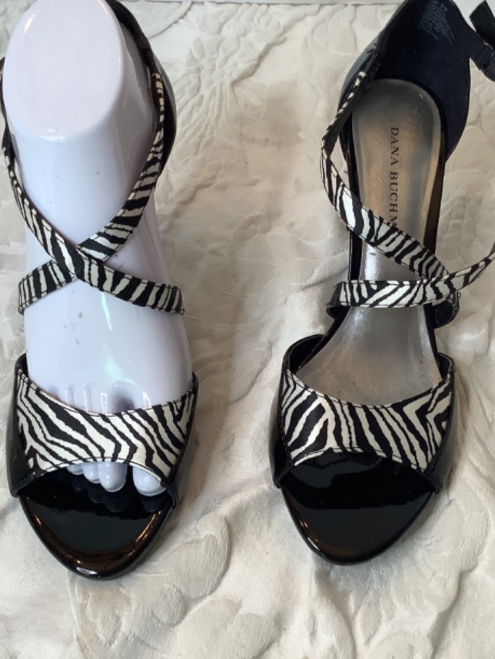 EUC Dana Buchman black & Zebra crisscross heels sz.8 - Picture 3 of 12